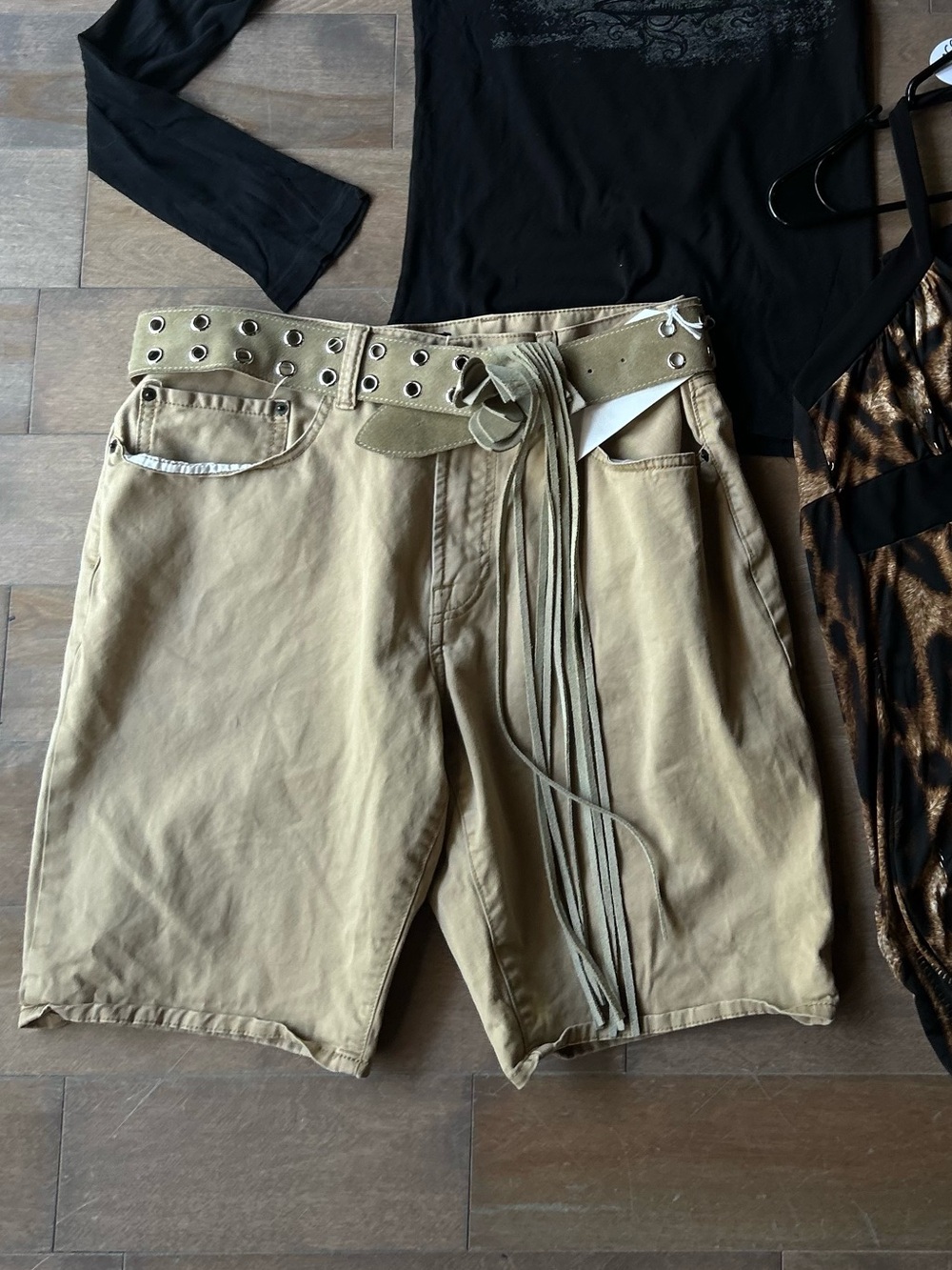 GAP Khaki Tan Men's Shorts with Grommet Belt